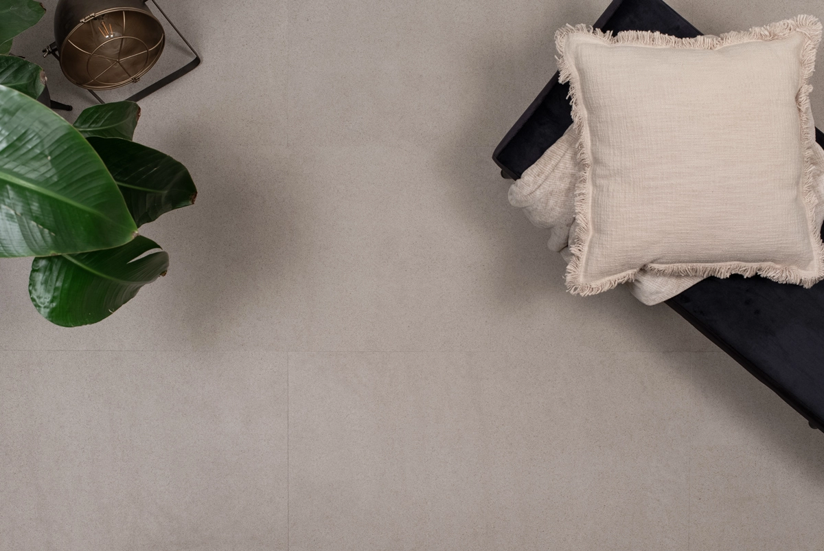 Floer-Tegel-PVC-Betonlook-Greige-sfeer-topwdown Smant-Floer-Tegel-PVC-vloer-Betonlook-Greige