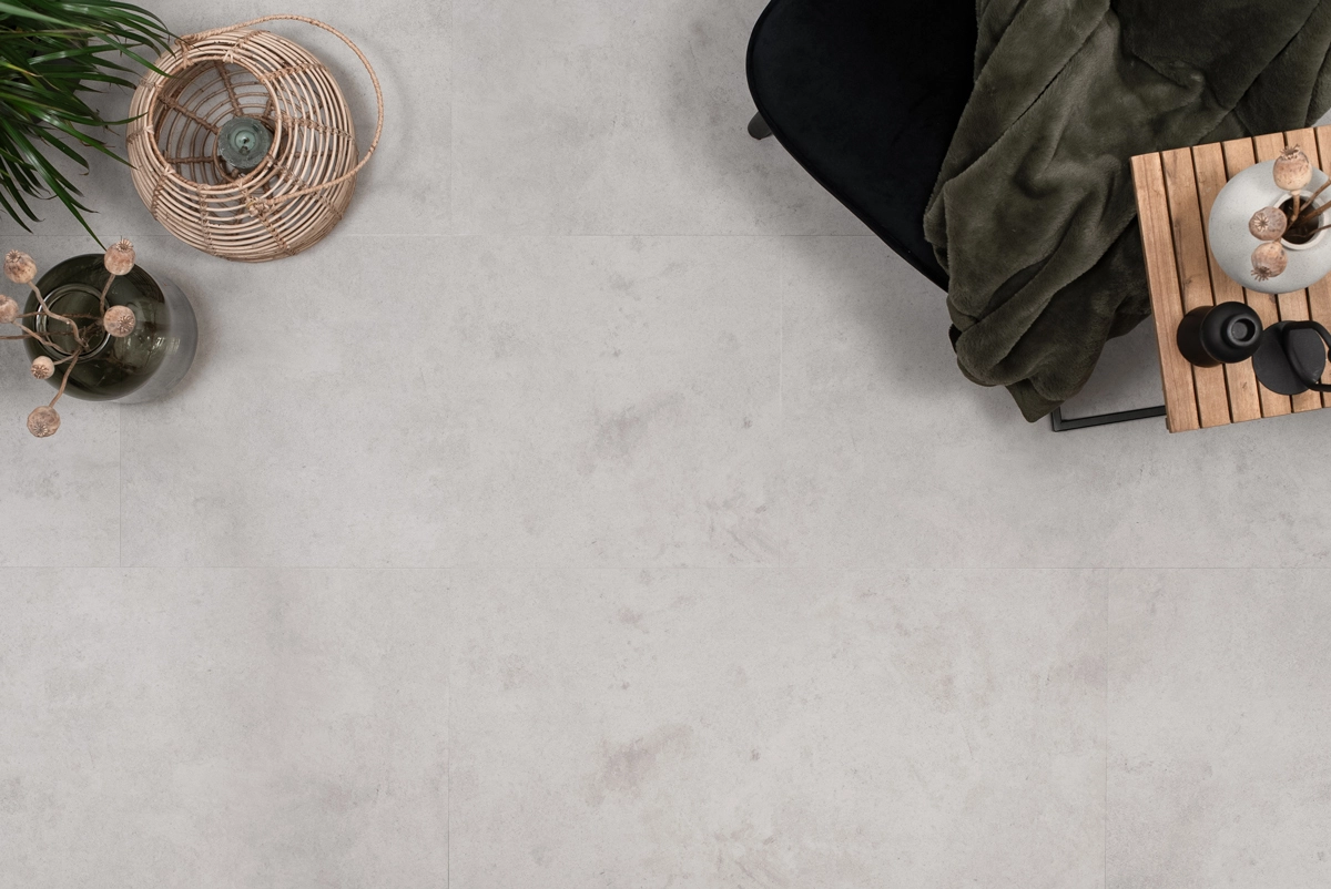 Floer-Tegel-PVC-Betonlook-Lichtgrijs-sfeer-topwdown Smant-vloeren-Floer-Tegel-PVC-vloer-Betonlook-Lichtgrijs
