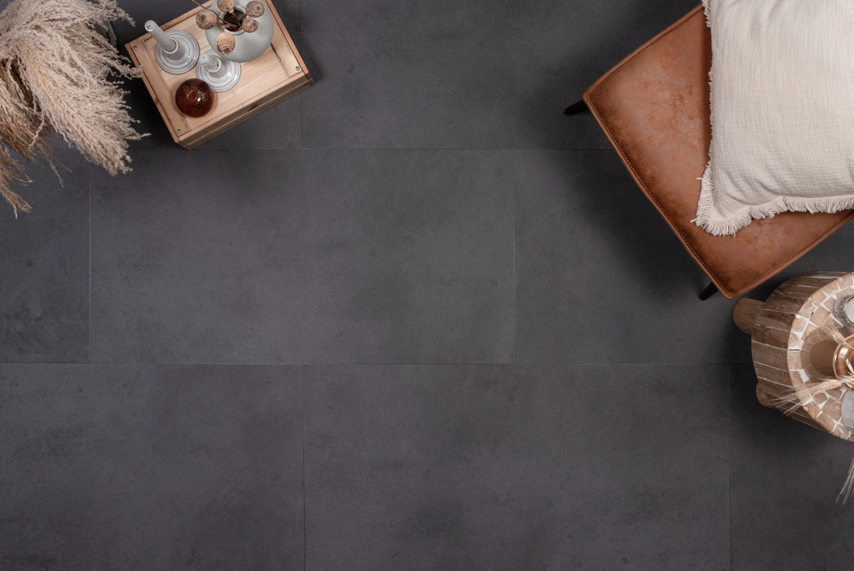 Floer-Tegel-PVC-Betonlook-Zwart-sfeer-topdown- Smant-vloeren-Floer-Tegel-PVC-vloer-Betonlook-Zwart