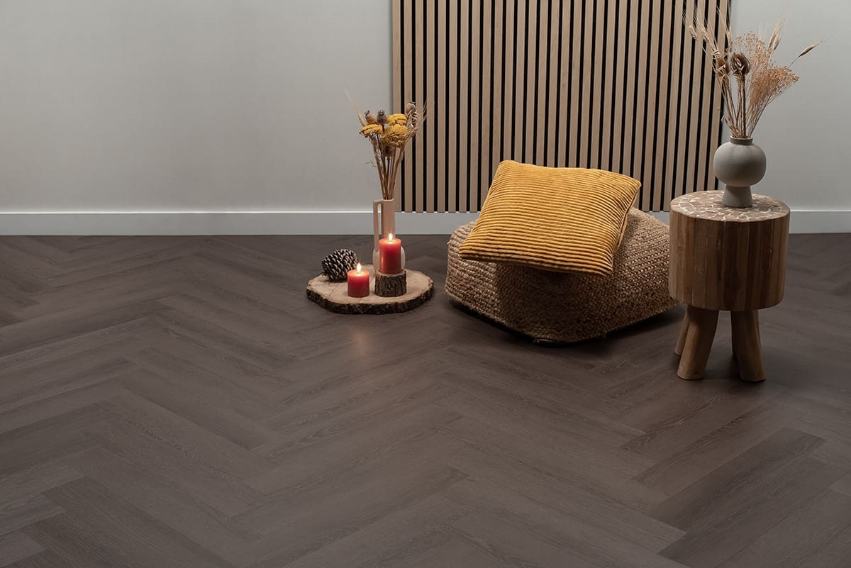 Floer-Visgraat-PVC-Zwart-Eiken-sfeer-front Floer-Visgraat-PVC-Zwart-Eiken-Smant