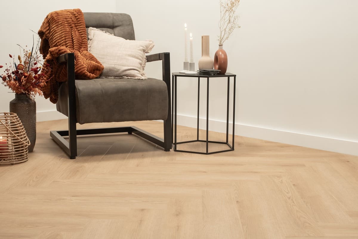 Floer-Walvisgraat-Click-PVC-Bryde-Bruin-sfeer-perspectief-zonderakupanel Floer-Walvisgraat-Click-PVC-vloer-Bryde-Bruin-smant-vloeren