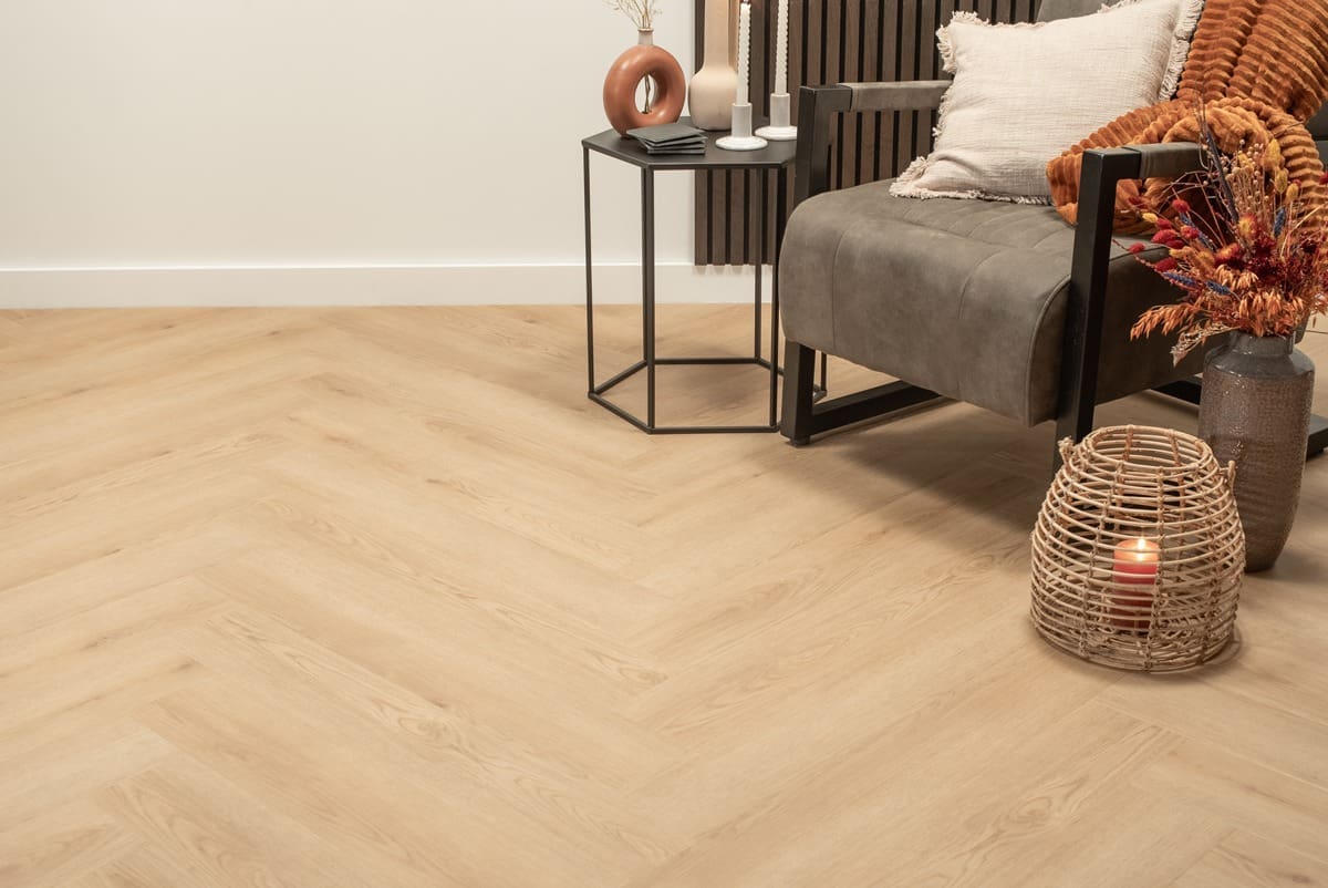 Floer-Walvisgraat-PVC-Bryde-Bruin-sfeer-front Floer-Walvisgraat-PVC-Bryde-Bruin-Smant vloeren