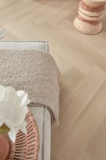 Kopie-van-Floer-Walvisgraat-Click-PVC-vloer-Zwaardvis-Zand-woonkamer-11