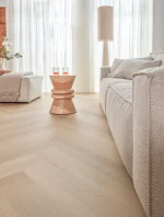 Kopie-van-Floer-Walvisgraat-Click-PVC-vloer-Zwaardvis-Zand-woonkamer-12