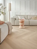 Kopie-van-Floer-Walvisgraat-Click-PVC-vloer-Zwaardvis-Zand-woonkamer-13