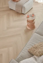 Kopie-van-Floer-Walvisgraat-Click-PVC-vloer-Zwaardvis-Zand-woonkamer-14