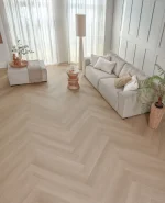 Kopie-van-Floer-Walvisgraat-Click-PVC-vloer-Zwaardvis-Zand-woonkamer-3