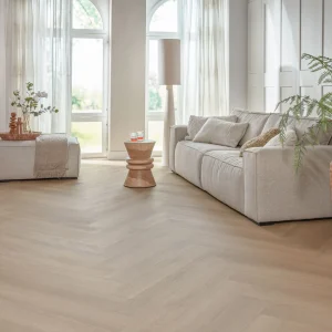 Kopie-van-Floer-Walvisgraat-Click-PVC-vloer-Zwaardvis-Zand-woonkamer