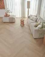 Kopie-van-Floer-Walvisgraat-Click-PVC-vloer-Zwaardvis-Zand-woonkamer-4