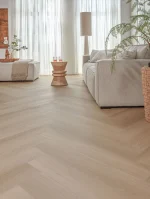 Kopie-van-Floer-Walvisgraat-Click-PVC-vloer-Zwaardvis-Zand-woonkamer-7