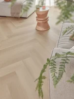 Kopie-van-Floer-Walvisgraat-Click-PVC-vloer-Zwaardvis-Zand-woonkamer-8