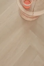 Kopie-van-Floer-Walvisgraat-Click-PVC-vloer-Zwaardvis-Zand-woonkamer-9